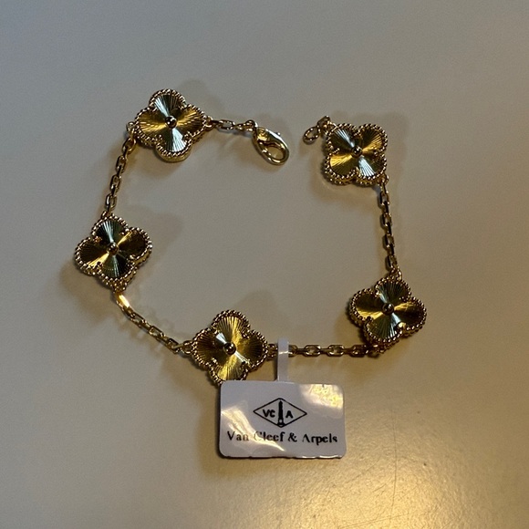 Van Cleef & Arpels Jewelry - Van Cleef & Arpels Gold Floral Bracelet